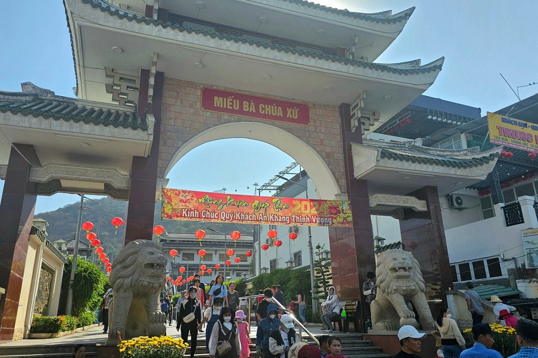 duong-di-chua-ba-chau-doc.jpg